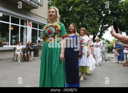 Les modèles Ukrainian Age plus portant des vêtements traditionnels brodés présentent une collection ethnique « Our Ivanka » de la designer ukrainienne Natlia Datzko, dans le cadre de l'invasion de l'Ukraine par la Russie, à Odesa, Ukraine, le 5 juin 2022. Le défilé de mode a été organisé par l'Institut des femmes modernes, dont le co-fondateur a noté que dans une période si difficile, de tels événements sont très importants pour élever l'esprit des femmes, comme les médias locaux l'ont informé. Les modèles défilent dans des tenues uniques avec des motifs nationaux comme éléments de broderie à la main, rubans, tresse, dentelle et autres décorations nationales. (Photo par STR/NurPhoto) Banque D'Images