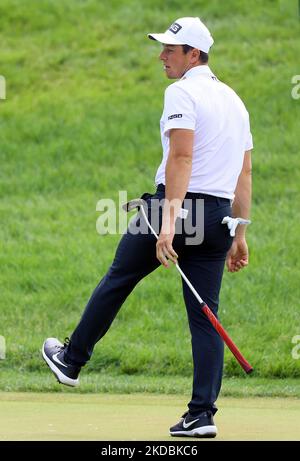 Viktor Hovland, d'Oslo, Norvège, réagit à son putt sur le vert 17th lors de la dernière partie du tournoi commémoratif présenté par Workday au club de golf de Muirfield Village à Dublin, Ohio, États-Unis, le dimanche, 5 juin, 2022. (Photo par Amy Lemus/NurPhoto) Banque D'Images