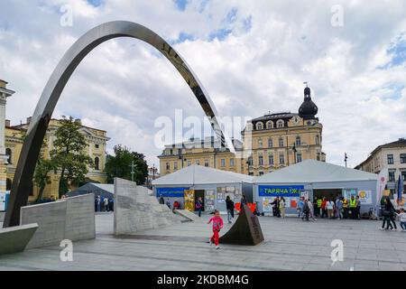 Des tentes d'aide humanitaire de la fondation Caritas avec de la nourriture pour les réfugiés d'Ukraine qui sont arrivés à Cracovie en raison des attaques russes en cours sur l'Ukraine est vu à côté de la gare principale de Cracovie, en Pologne, sur 30 mai 2022. (Photo de Beata Zawrzel/NurPhoto) Banque D'Images