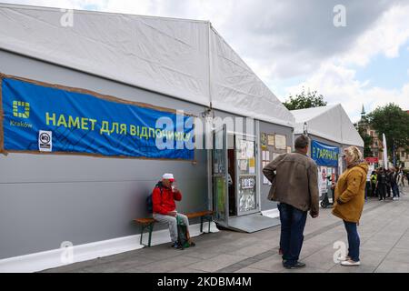 Des tentes d'aide humanitaire de la fondation Caritas avec nourriture et lieu de repos pour les réfugiés d'Ukraine qui sont arrivés à Cracovie en raison des attaques russes en cours sur l'Ukraine est vu à côté de la gare principale de Cracovie, en Pologne, sur 30 mai 2022. (Photo de Beata Zawrzel/NurPhoto) Banque D'Images