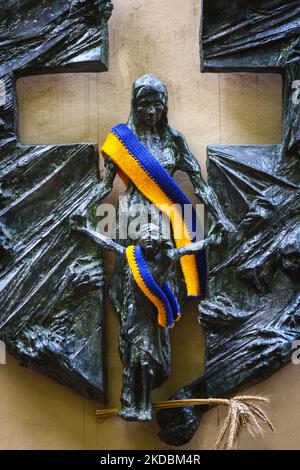 Des cendres aux couleurs de ce drapeau de l'Ukraine sont vues sur un fragment du monument à la mémoire des victimes de la Grande famine (Holodomor) de 1932-1933 en Ukraine. Cracovie, Pologne sur 6 juin 2022. On estime que 3,5 à 7 millions d'Ukrainiens ont été tués dans la mort infligée par la famine, une famine causée par l'homme et conçue par le gouvernement soviétique de Joseph Staline. (Photo de Beata Zawrzel/NurPhoto) Banque D'Images