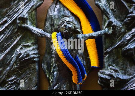 Des cendres aux couleurs de ce drapeau de l'Ukraine sont vues sur un fragment du monument à la mémoire des victimes de la Grande famine (Holodomor) de 1932-1933 en Ukraine. Cracovie, Pologne sur 6 juin 2022. On estime que 3,5 à 7 millions d'Ukrainiens ont été tués dans la mort infligée par la famine, une famine causée par l'homme et conçue par le gouvernement soviétique de Joseph Staline. (Photo de Beata Zawrzel/NurPhoto) Banque D'Images