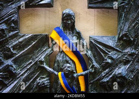 Des cendres aux couleurs de ce drapeau de l'Ukraine sont vues sur un fragment du monument à la mémoire des victimes de la Grande famine (Holodomor) de 1932-1933 en Ukraine. Cracovie, Pologne sur 6 juin 2022. On estime que 3,5 à 7 millions d'Ukrainiens ont été tués dans la mort infligée par la famine, une famine causée par l'homme et conçue par le gouvernement soviétique de Joseph Staline. (Photo de Beata Zawrzel/NurPhoto) Banque D'Images