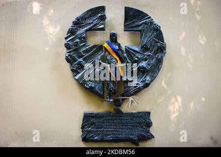 Des cendres aux couleurs de ce drapeau de l'Ukraine sont vues sur le monument à la mémoire des victimes de la Grande famine (Holodomor) de 1932-1933 en Ukraine. Cracovie, Pologne sur 6 juin 2022. On estime que 3,5 à 7 millions d'Ukrainiens ont été tués dans la mort infligée par la famine, une famine causée par l'homme et conçue par le gouvernement soviétique de Joseph Staline. (Photo de Beata Zawrzel/NurPhoto) Banque D'Images