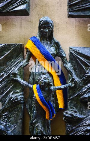 Des cendres aux couleurs de ce drapeau de l'Ukraine sont vues sur un fragment du monument à la mémoire des victimes de la Grande famine (Holodomor) de 1932-1933 en Ukraine. Cracovie, Pologne sur 6 juin 2022. On estime que 3,5 à 7 millions d'Ukrainiens ont été tués dans la mort infligée par la famine, une famine causée par l'homme et conçue par le gouvernement soviétique de Joseph Staline. (Photo de Beata Zawrzel/NurPhoto) Banque D'Images