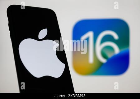 Le logo Apple affiché sur un écran de téléphone et le logo iOS 16 affiché sur un écran en arrière-plan sont visibles sur cette photo prise à Cracovie, en Pologne, sur 6 juin 2022. (Photo de Jakub Porzycki/NurPhoto) Banque D'Images