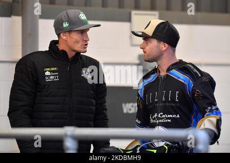 Jason Doyle des sorcières «TruMix» d'Ipswich et Justin Sedgmen (invité) des sorcières «TruMix» d'Ipswich lors du match SGB Premiership entre les attelages Belle vue et les sorcières d'Ipswich au Stade National Speedway, à Manchester, le lundi 6th juin 2022. (Photo d'Eddie Garvey/MI News/NurPhoto) Banque D'Images