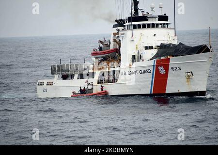 Les membres de équipage de la Garde côtière Cutter Active (WMEC 618) à bord du petit bateau de 26 pieds de la Cutter tracent le long de la ferme de la Garde côtière Cutter (WMEC 623) pour transférer des pièces et des provisions pendant que les coupeurs patrouillent dans l’océan Pacifique est, le 20 septembre 2022. L’équipage d’Active est revenu à homeport samedi après une patrouille de 65 jours dans les eaux internationales de l’océan Pacifique oriental, près de l’Amérique centrale et de l’Amérique du Sud. Photo de la Garde côtière des États-Unis par Shane Sexton, chef de la direction. Banque D'Images