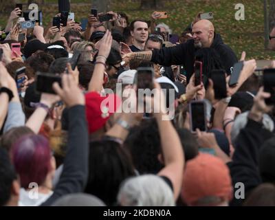 Pittsburgh, Pennsylvanie, États-Unis. 5th novembre 2022. John Fetterman Shakes a avec ses partisans de sa candidature pour le Sénat américain. (Image de crédit : © Sue Dorfman/ZUMA Press Wire) Banque D'Images