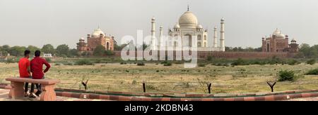 Taj Mahal vu de Mehtab Bagh à Agra, Uttar Pradesh, Inde, on 04 mai 2022. Mehtab Bagh (qui signifie Moonlight Garden) est un complexe charbagh au nord du complexe Taj Mahal et est parfaitement aligné avec le Taj Mahal sur la rive opposée de la rivière Yamuna. (Photo de Creative Touch Imaging Ltd./NurPhoto) Banque D'Images