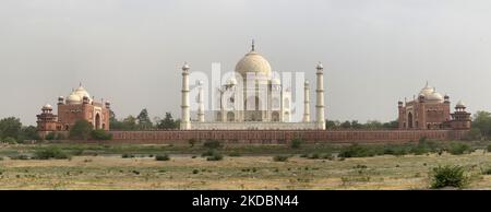 Taj Mahal vu de Mehtab Bagh à Agra, Uttar Pradesh, Inde, on 04 mai 2022. Mehtab Bagh (qui signifie Moonlight Garden) est un complexe charbagh au nord du complexe Taj Mahal et est parfaitement aligné avec le Taj Mahal sur la rive opposée de la rivière Yamuna. (Photo de Creative Touch Imaging Ltd./NurPhoto) Banque D'Images