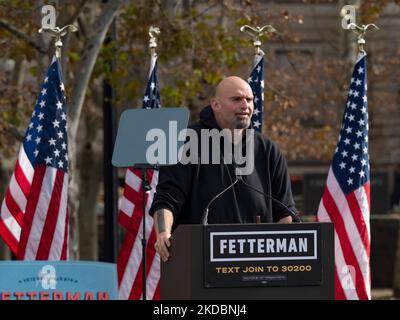 Pittsburgh, Pennsylvanie, États-Unis. 5th novembre 2022. Le candidat du Sénat américain John Fetterman rallie ses partisans pour aller voter. (Image de crédit : © Sue Dorfman/ZUMA Press Wire) Banque D'Images