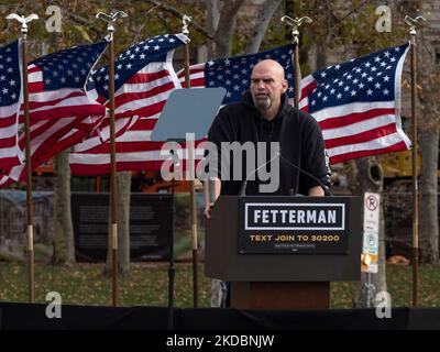 Pittsburgh, Pennsylvanie, États-Unis. 5th novembre 2022. Le candidat du Sénat américain John Fetterman rallie ses partisans pour aller voter. (Image de crédit : © Sue Dorfman/ZUMA Press Wire) Banque D'Images