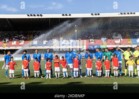 Le système d'irrigation du stade, baigne les joueurs italiens avant le match international amical entre l'Italie U20 et la Pologne U20 au Stadio Riviera delle Palme sur 7 juin 2022 à San Benedetto del Tronto, Italie. (Photo de Cinzia Camela/LiveMedia/NurPhoto) Banque D'Images