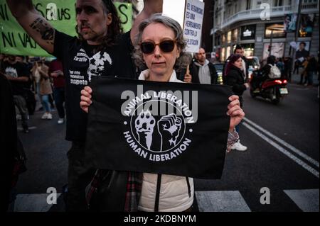 Madrid, Espagne. 05th novembre 2022. Une femme portant une bannière au cours d'une manifestation contre les essais sur des animaux. Les militants des droits des animaux protestent contre l'expérimentation animale et le cas de Vivotecnia, une société dont le procès est ouvert pour abus d'animaux lors d'expériences d'expérimentation animale. Credit: Marcos del Mazo/Alay Live News Banque D'Images