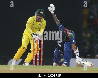 Matthew Wade, gardien de cricket australien, tente de se mettre à l'aise lors du deuxième match de cricket de Twenty20 entre le Sri Lanka et l'Australie au stade R. Premadasa à Colombo, au Sri Lanka, sur 08 juin 2022. (Photo de Pradeep Dambarage/NurPhoto) Banque D'Images