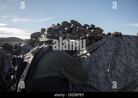 Les soldats de l'INT qui jouent la force adverse sécurisent la zone d'entraînement sur le terrain d'entraînement de Pohakuloa, le 1 novembre 2022. Le JPMRC 23-01 établit des partenariats efficaces avec un large éventail de forces dominantes sur terre ; la stratégie de défense indo-Asie-Pacifique des États-Unis doit inclure une dimension de forces terrestres bien dotées de ressources, qui est prédestinée à influencer le « domaine humain », souvent négligé mais pourtant critique. (É.-U. Photo de l'armée par le Sgt. Daniel proprement dit, 25th Division d'infanterie) Banque D'Images