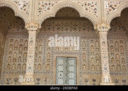 Détail des motifs floraux à l'intérieur du fort d'Agra à Agra, Uttar Pradesh, Inde, sur 04 mai 2022. Le fort d'Agra a été construit en 1565-1573 pour l'empereur Mughal Akbar. (Photo de Creative Touch Imaging Ltd./NurPhoto) Banque D'Images