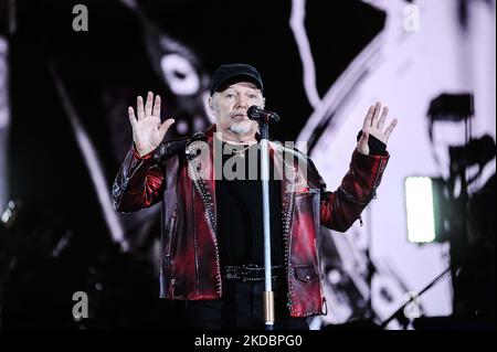 Vasco Rossi pendant le concert de musique de la chanteuse italienne Vasco Rossi - visite en direct 2022 sur 07 juin 2022 au stade Diego Armando Maradona à Naples, Italie (photo d'Alfonso Maria Salsano/LiveMedia/NurPhoto) Banque D'Images