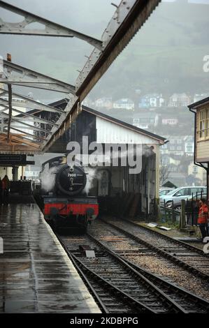 « Lydham Manor » (en cours d'exécution comme pionnier de classe 7800 « Torquay Manor ») à la gare de Kingjure. Banque D'Images