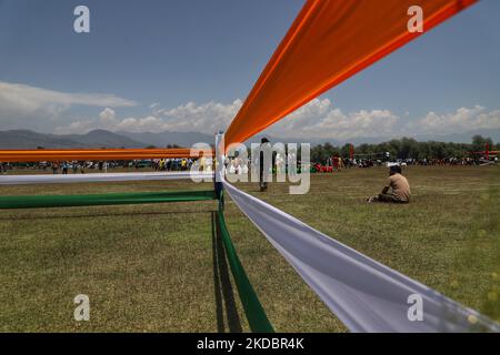 Les Kashmiri garçons sont assis à l'ombre du drapeau national indien (Tri-Color) pendant une journée d'été chaude et ensoleillée dans le district de Sopore Baramulla Jammu-et-Cachemire Inde le 09 juin 2022 (photo de Nasir Kachroo/NurPhoto) Banque D'Images