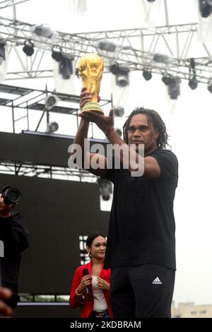 Christian Karembeu, ancien joueur de football français et vainqueur de la coupe du monde 1998, pose avec le trophée de la coupe du monde de la FIFA au stade de l'armée du Bangladesh à Dhaka, au Bangladesh, sur 9 juin 2022. La tournée des trophées de la coupe du monde de la FIFA au Bangladesh se déroule du 08 au 09 juin 2022. (Photo par Mamunur Rashid/NurPhoto) Banque D'Images