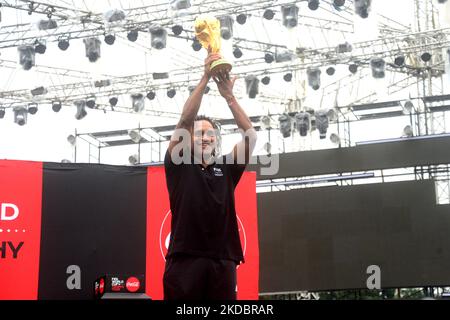 Christian Karembeu, ancien joueur de football français et vainqueur de la coupe du monde 1998, pose avec le trophée de la coupe du monde de la FIFA au stade de l'armée du Bangladesh à Dhaka, au Bangladesh, sur 9 juin 2022. La tournée des trophées de la coupe du monde de la FIFA au Bangladesh se déroule du 08 au 09 juin 2022. (Photo par Mamunur Rashid/NurPhoto) Banque D'Images