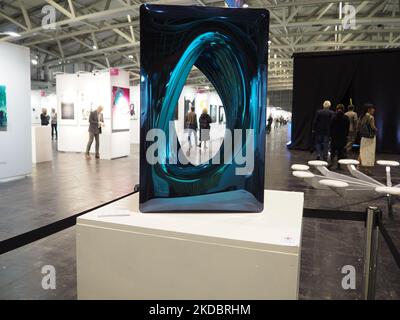 Une sculpture géométrique turquoise brillante et métallique avec trou à l'exposition Banque D'Images