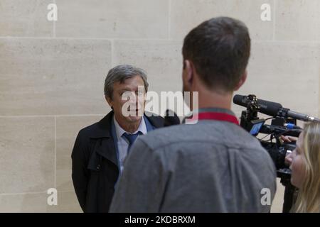 Le sénateur Davide Assouline donne une interview pour mediaTV après que le sénat ait entendu parler des troubles lors de la finale de la Ligue des champions de l'UEFA au Stade de France - 10 juin 2022 , Paris (photo de Daniel Pier/NurPhoto) Banque D'Images