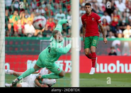 Joao Cancelo du Portugal (R ) tire pour marquer pendant la Ligue des Nations de l'UEFA, ligue A groupe 2 match entre le Portugal et la République tchèque au stade José Alvalade à Lisbonne, Portugal, sur 9 juin 2022. (Photo par Pedro Fiúza/NurPhoto) Banque D'Images