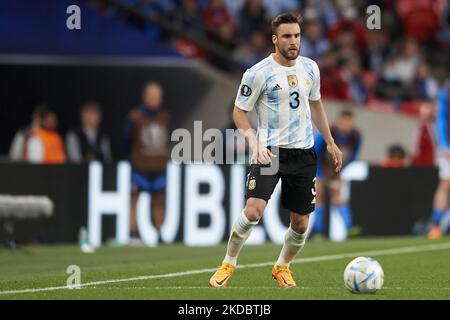 Nicolas Tagliafico (Ajax Amsterdam) d'Argentine contrôle le ballon lors du match de Finalissima 2022 entre l'Argentine et l'Italie au stade Wembley sur 1 juin 2022 à Londres, en Angleterre. (Photo de Jose Breton/Pics action/NurPhoto) Banque D'Images