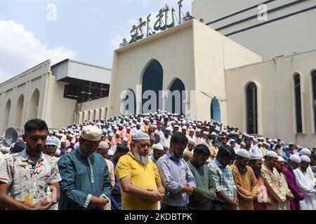 Manifestation de dévot musulmane bangladaise contre le prophète insultant Muhammad par le chef indien du BJP, après un front de jummah de la mosquée Baitul Mukarram à Dhaka, au Bangladesh, sur 10 juin 2022. (Photo de Kazi Salahuddin Razu/NurPhoto) Banque D'Images