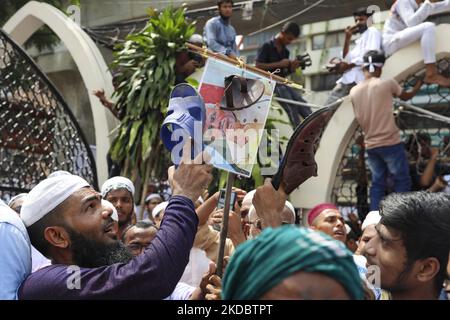 Manifestation de dévot musulmane bangladaise contre le prophète insultant Muhammad par le chef indien du BJP, après un front de jummah de la mosquée Baitul Mukarram à Dhaka, au Bangladesh, sur 10 juin 2022. (Photo de Kazi Salahuddin Razu/NurPhoto) Banque D'Images