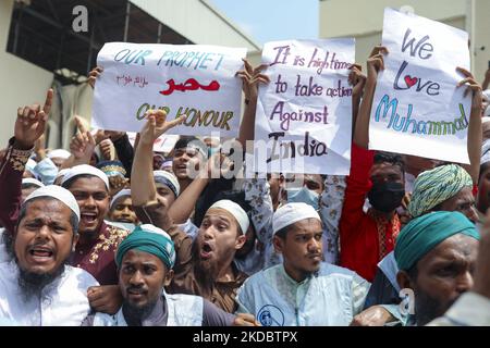 Manifestation de dévot musulmane bangladaise contre le prophète insultant Muhammad par le chef indien du BJP, après un front de jummah de la mosquée Baitul Mukarram à Dhaka, au Bangladesh, sur 10 juin 2022. (Photo de Kazi Salahuddin Razu/NurPhoto) Banque D'Images