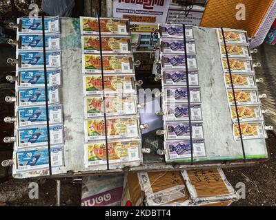 Billets de loterie présentés dans une boutique le long de la route à Thiruvananthapuram (Trivandrum), Kerala, Inde, on 12 mai 2022. (Photo de Creative Touch Imaging Ltd./NurPhoto) Banque D'Images