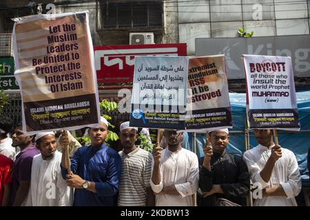 Les militants et les partisans des partis islamistes du Bangladesh criaient des slogans anti-indiens lors d'une manifestation à Dhaka sur 10 juin 2022, pour protester contre la porte-parole de l'ancien parti indien Bharatiya Janata, Nupur Sharma, au sujet de ses remarques incendiaires sur le prophète Mahomet. (Photo d'Ahmed Salahuddin/NurPhoto) Banque D'Images