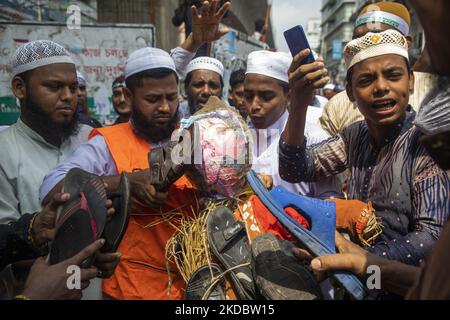 Les militants et les partisans des partis islamistes du Bangladesh crient des slogans anti-indiens et une effusion de la dirigeante du BJP Nupur Sharma lors d'une manifestation à Dhaka sur 10 juin 2022, pour protester contre la porte-parole de l'ancien parti indien Bharatiya Janata, Nupur Sharma, au sujet de ses remarques incendiaires sur le prophète Mahomet. (Photo d'Ahmed Salahuddin/NurPhoto) Banque D'Images