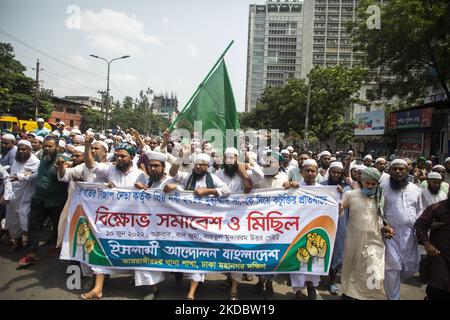 Les militants et les partisans des partis islamistes du Bangladesh criaient des slogans anti-indiens lors d'une manifestation à Dhaka sur 10 juin 2022, pour protester contre la porte-parole de l'ancien parti indien Bharatiya Janata, Nupur Sharma, au sujet de ses remarques incendiaires sur le prophète Mahomet. (Photo d'Ahmed Salahuddin/NurPhoto) Banque D'Images