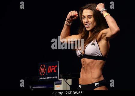 Joanna Jedrzejczyk, de Pologne, réagit sur l'échelle pendant les pesées UFC 275 au stade intérieur de Singapour sur 10 juin 2022 à Singapour. (Photo de Suhaimi Abdullah/NurPhoto) Banque D'Images