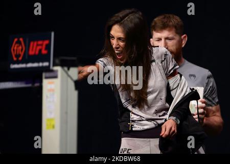 Joanna Jedrzejczyk, de Pologne, réagit sur scène lors des Weigh-ins de l'UFC 275 au stade intérieur de Singapour, sur 10 juin 2022, à Singapour. (Photo de Suhaimi Abdullah/NurPhoto) Banque D'Images