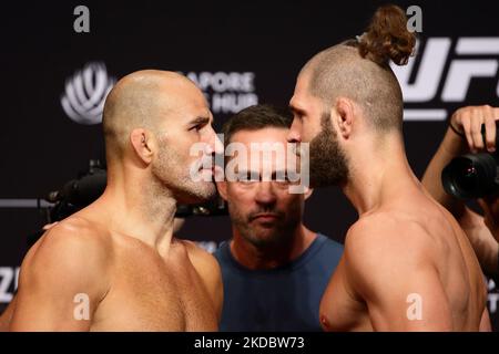 Glover Teixeira du Brésil (L) et Jiri Prochazka de la République tchèque (R) affrontent lors de l'UFC 275 Weigh-ins au stade intérieur de Singapour sur 10 juin 2022 à Singapour. (Photo de Suhaimi Abdullah/NurPhoto) Banque D'Images