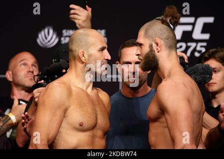 Glover Teixeira du Brésil (L) et Jiri Prochazka de la République tchèque (R) affrontent lors de l'UFC 275 Weigh-ins au stade intérieur de Singapour sur 10 juin 2022 à Singapour. (Photo de Suhaimi Abdullah/NurPhoto) Banque D'Images