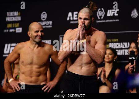 Jiri Prochazka de la République tchèque (L) réagit sur scène comme Glover Teixeira du Brésil (L) regarde pendant les pesées UFC 275 au stade intérieur de Singapour sur 10 juin 2022 à Singapour. (Photo de Suhaimi Abdullah/NurPhoto) Banque D'Images