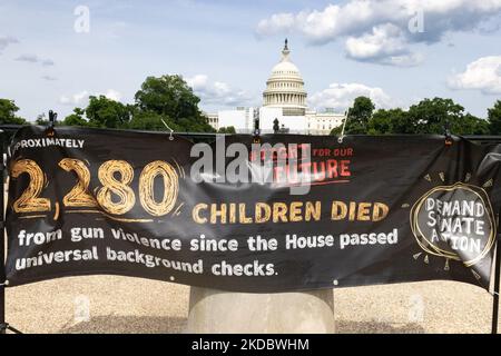 2 280 carnets et crayons cassés sont présentés dans le National Mall de Washington, D.C., par l'organisation Brady, représentant des enfants qui ont été tués par la violence des armes à feu lors de l'action du Congrès bloquée sur 10 juin 2022. (Photo de Bryan Olin Dozier/NurPhoto) Banque D'Images