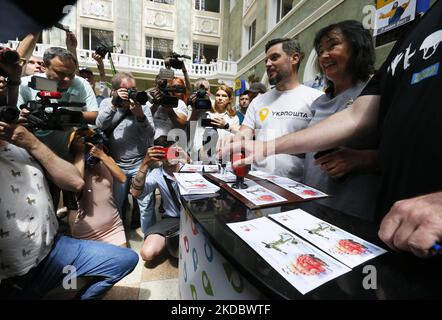 Les gens regardent l'annulation d'une nouvelle série de timbres commémoratifs de service postal dédiés à la résistance ukrainienne, dans le cadre de l'invasion de l'Ukraine par la Russie, au bureau de poste principal à Odesa, Ukraine 10 juin 2022. La nouvelle série de timbres postaux ''Assol n'est plus la même'' est une suite non officielle semblable à celle de la série de timbres-poste de l'Ukraine 'navire de guerre russe - fait !'. Les timbres-poste sont émis par une initiative privée dans une édition limitée en 400 pièces et a traditionnellement causé un émoi parmi les Ukrainiens, comme les médias locaux l'ont informé. Les fonds collectés lors de la vente des nouvelles marques d'affranchissement seront utilisés Banque D'Images