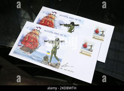 Des enveloppes avec de nouveaux timbres commémoratifs de service postal dédiés à la résistance ukrainienne sont visibles, au cours de l'invasion de l'Ukraine par la Russie, au bureau de poste principal d'Odesa, en Ukraine, le 10 juin 2022. La nouvelle série de timbres postaux ''Assol n'est plus la même'' est une suite non officielle semblable à celle de la série de timbres-poste de l'Ukraine 'navire de guerre russe - fait !'. Les timbres-poste sont émis par une initiative privée dans une édition limitée en 400 pièces et a traditionnellement causé un émoi parmi les Ukrainiens, comme les médias locaux l'ont informé. Les fonds collectés lors de la vente des nouvelles marques d'affranchissement seront utilisés pour acheter medi Banque D'Images