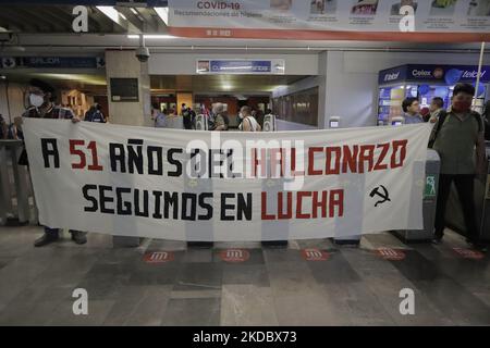 Un groupe d'étudiants présente à la station de métro Normal à Mexico, avant la marche de Casco de Santo Tomás à la capitale Zócalo pour exiger la justice pour le massacre de Corpus jeudi, qui est de 51 ans. (Photo de Gerardo Vieyra/NurPhoto) Banque D'Images