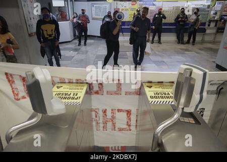 Un groupe d'étudiants présente à la station de métro Normal à Mexico, avant la marche de Casco de Santo Tomás à la capitale Zócalo pour exiger la justice pour le massacre de Corpus jeudi, qui est de 51 ans. (Photo de Gerardo Vieyra/NurPhoto) Banque D'Images