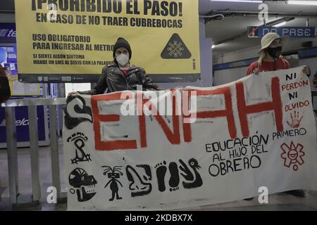 Un groupe d'étudiants présente à la station de métro Normal à Mexico, avant la marche de Casco de Santo Tomás à la capitale Zócalo pour exiger la justice pour le massacre de Corpus jeudi, qui est de 51 ans. (Photo de Gerardo Vieyra/NurPhoto) Banque D'Images