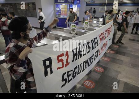 Un groupe d'étudiants présente à la station de métro Normal à Mexico, avant la marche de Casco de Santo Tomás à la capitale Zócalo pour exiger la justice pour le massacre de Corpus jeudi, qui est de 51 ans. (Photo de Gerardo Vieyra/NurPhoto) Banque D'Images